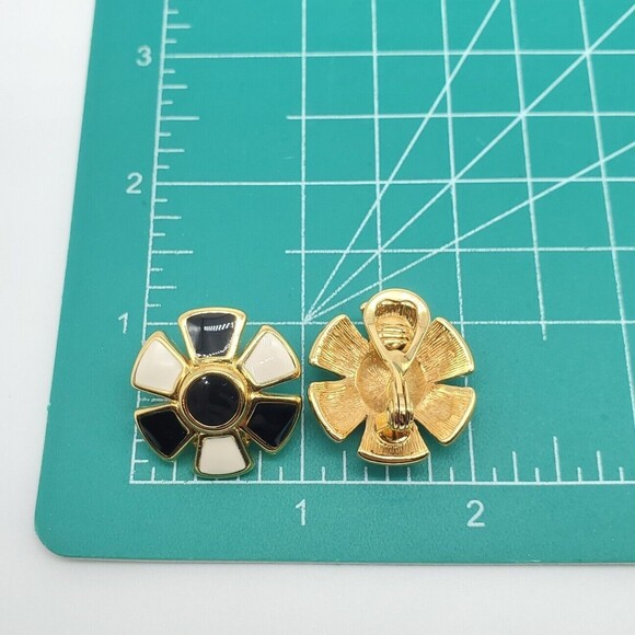 Vintage Monet Designer Black White Enamel Gold Flower Clip On Earrings ESTATE - Picture 7 of 7
